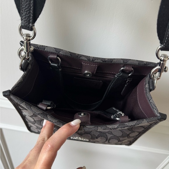 Coach Dempsey Tote 22 In Signature Jacquard With Star Embroidery - Like New - Picture 5 of 16